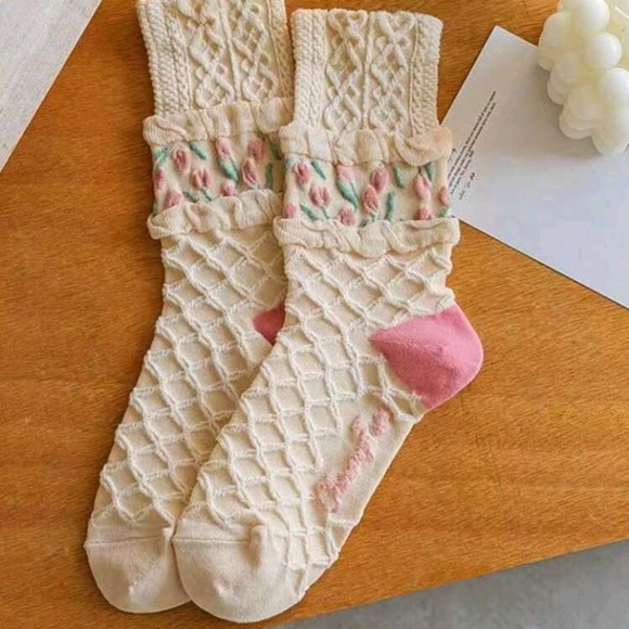 Retro Floral Cable Knit Style Socks Set Of 4 in Cream, Green, and Blue - Picture 5 of 7